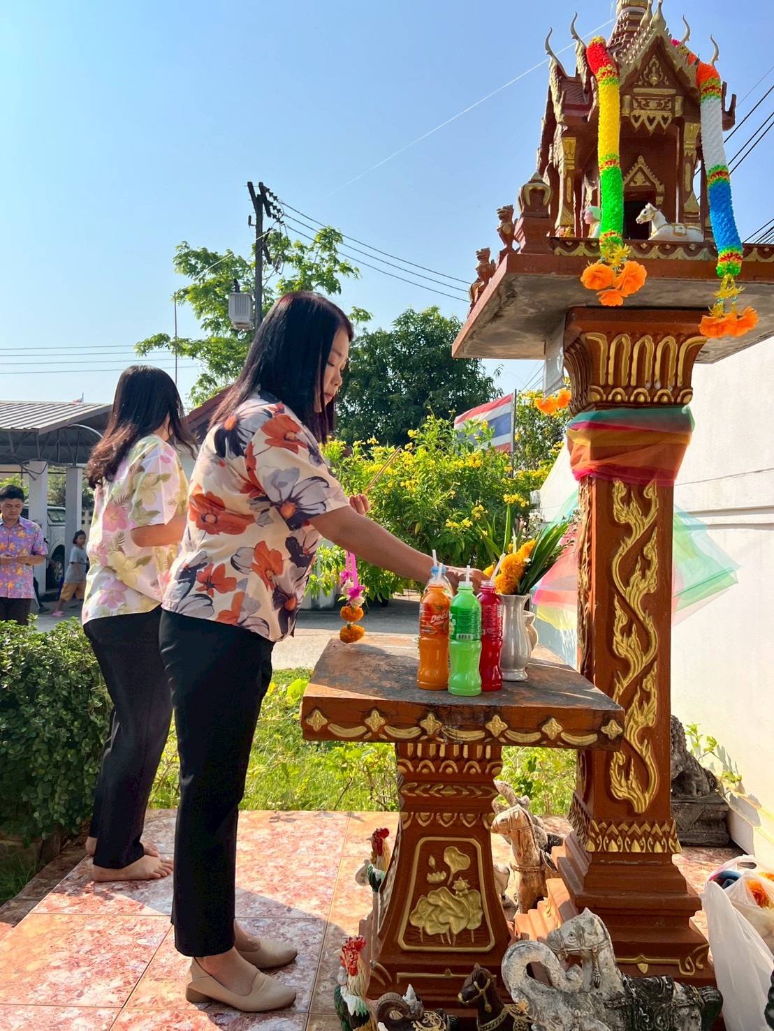 title - ส.ป.ก. ยโสธร จัดพิธีเจริญพระพุทธมนต์ทำบุญถวายภัตตาหารเพลแด่พระสงฆ์ พิธีสักการะศาลเจ้าที่และสิ่งศักดิ์สิทธิ์ประจำสำนักงาน เนื่องในเทศกาลวันขึ้นปีใหม่ไทย